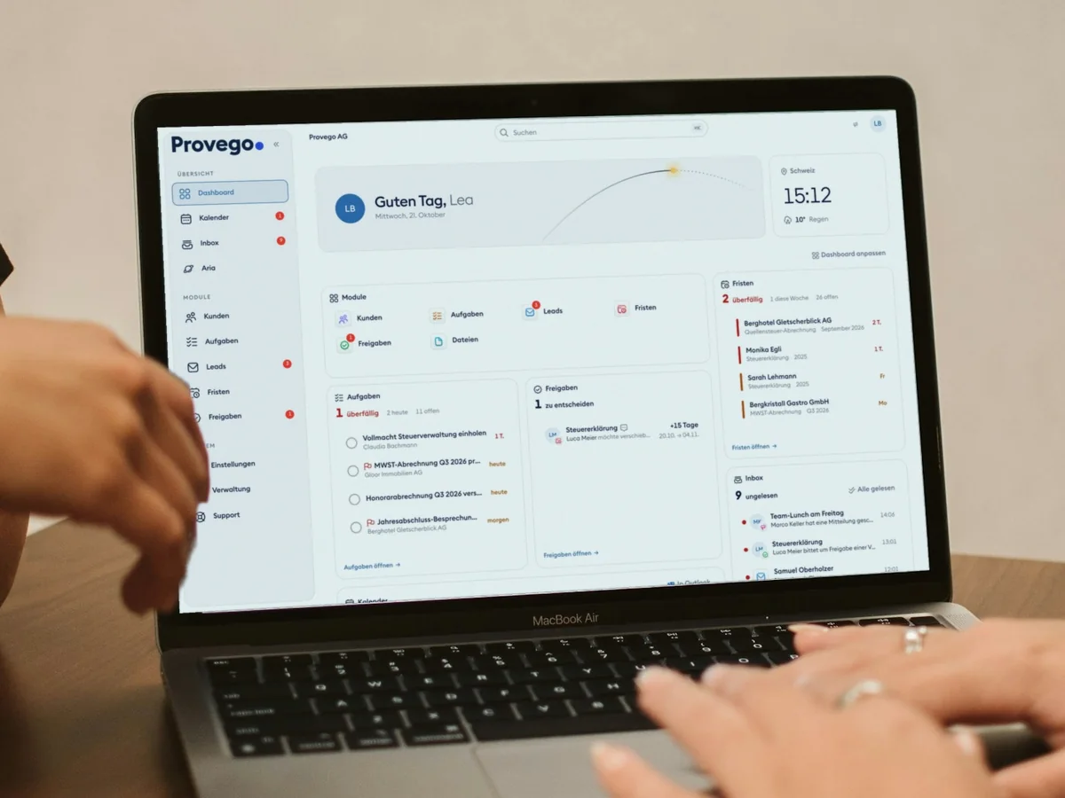 Zwei Personen arbeiten am Provego-Dashboard auf einem MacBook Air